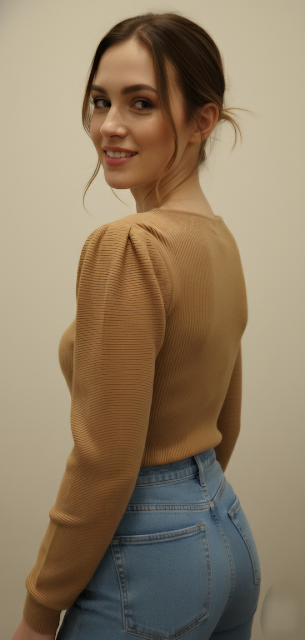 Suéter de Punto Rib Color Camel con Detalle de Cadena Dorada.